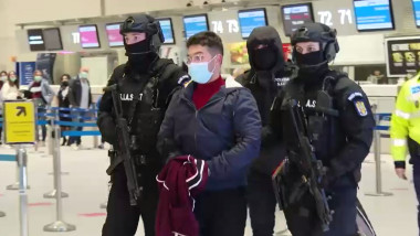 Ahmed Sami El Bourkadi, sub escorta polițiștilor români, la aeroport.