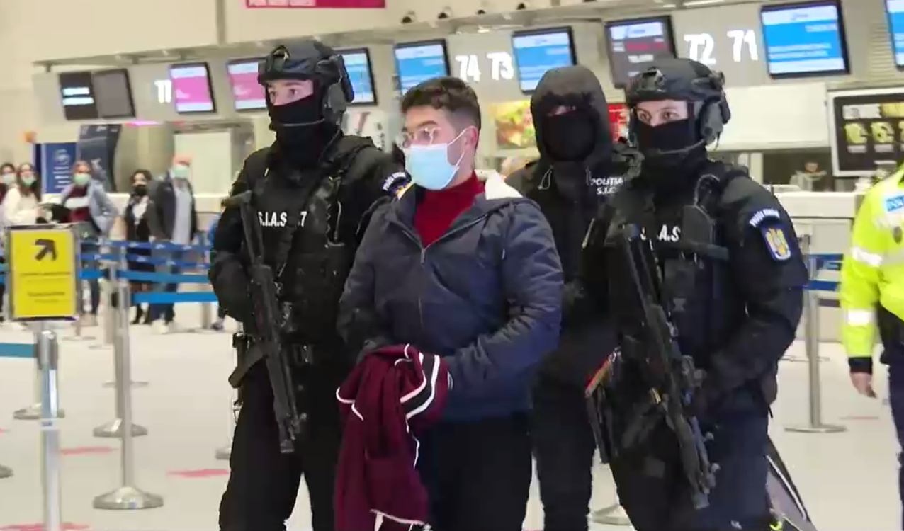 VIDEO. Suspectul dublei crime din Iași a fost adus din Italia în România. Marocanul, condus direct la audieri