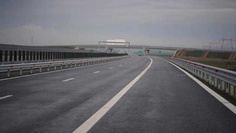portiune de autostrada, cu pod care traverseaza pe deasupra