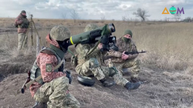 militari ucrainei pe camp trag cu racheta antiitanc