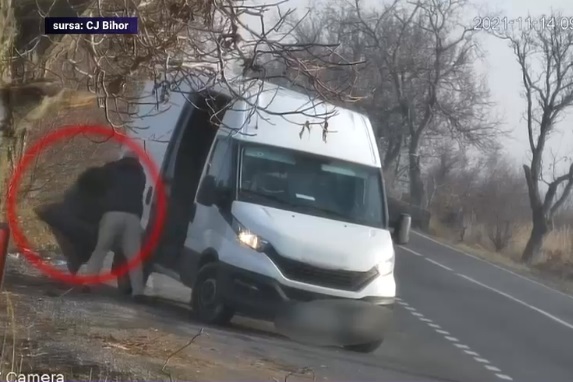 Mai multe persoane au fost filmate în timp ce aruncă din mașini saci de gunoaie pe marginea drumului. Măsurile care s-au luat
