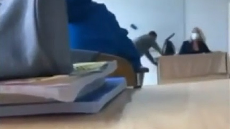 profesoara cade cu scaunul in urma unei farse