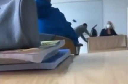 VIDEO. Mai mulți elevi din Buzău i-au făcut o farsă unei profesoare. Acum riscă exmatricularea