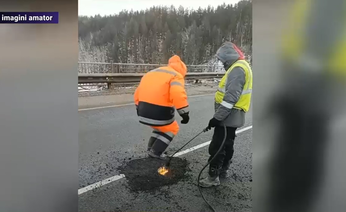 VIDEO. Cum se face asfaltarea cu piciorul. Imaginile filmate pe un drum din Prahova au devenit virale