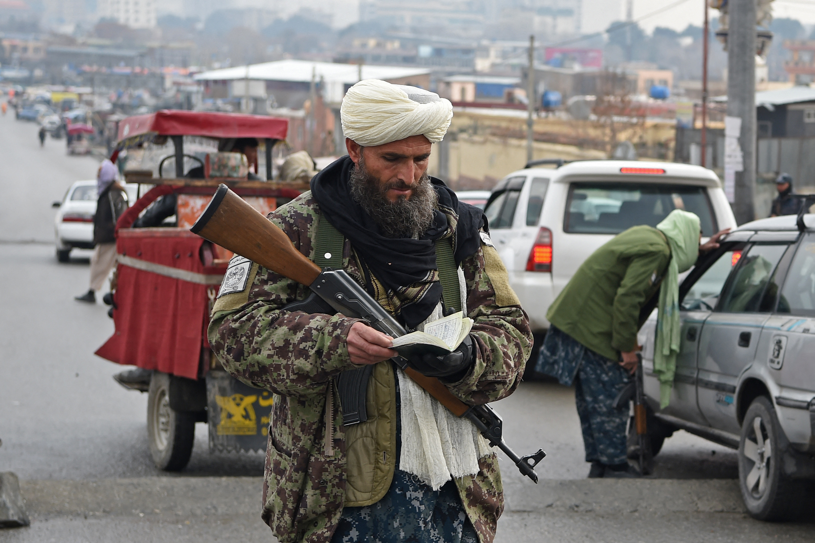 Atac sinucigaș cu bombă la un birou de eliberare a pașapoartelor din Kabul