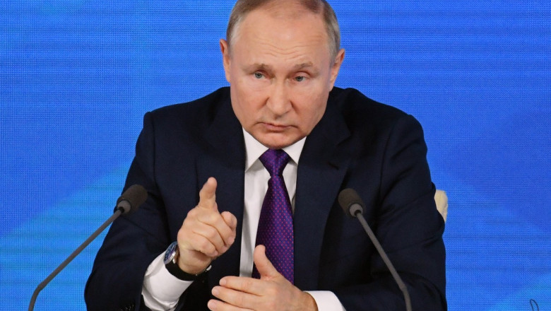 Vladimir Putin arată cu degetul la conferința sa de presă anuală, în 2021