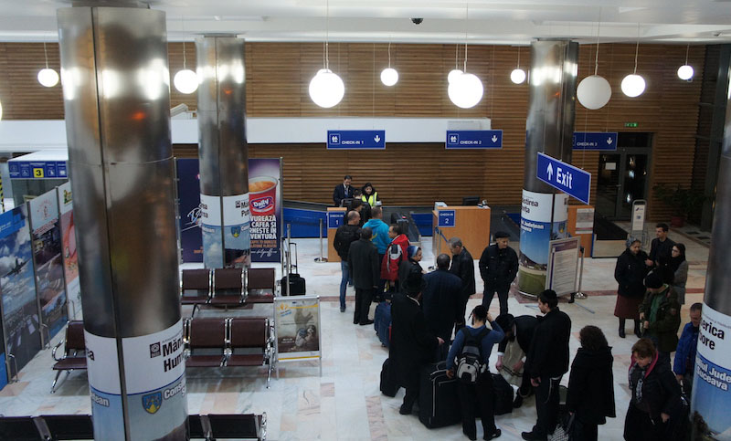 Un sucevean cu test COVID pozitiv a venit cu avionul de la Londra şi a încercat să ocolească triajul epidemiologic la aeroport