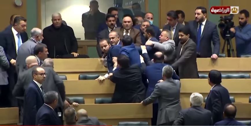 Scandal în Parlamentul Iordaniei. Deputații s-au luat la bătaie în timpul unei dezbateri
