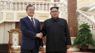 Kim Jong-un dă mâna cu președintele sud-coreean