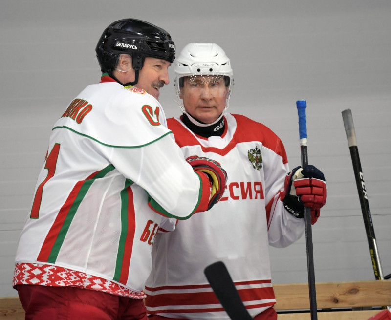 Vladimir Putin și Alexander Lukașenko joacă hochei pe gheață