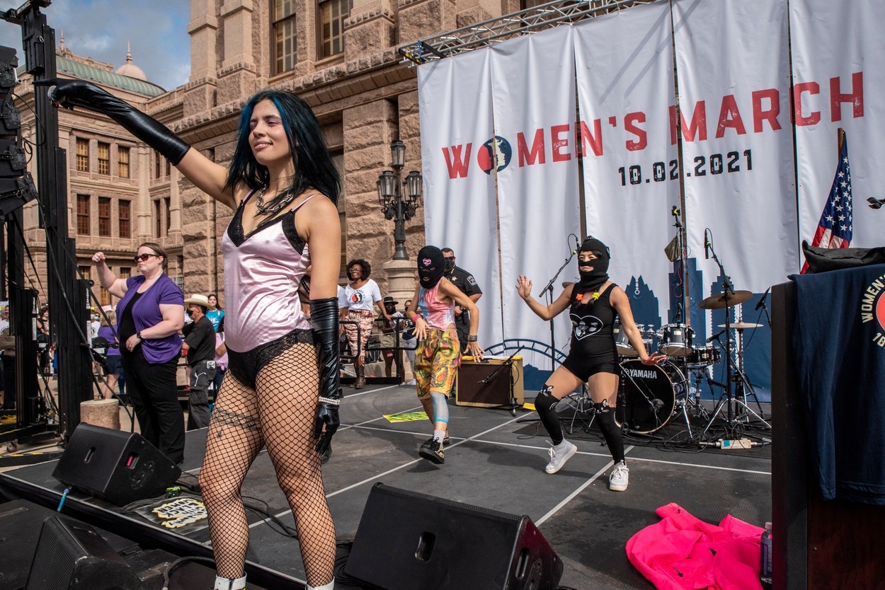 Două membre ale trupei Pussy Riot și un cunoscut scriitor satiric, declarați „agenți ai străinătății” în Rusia
