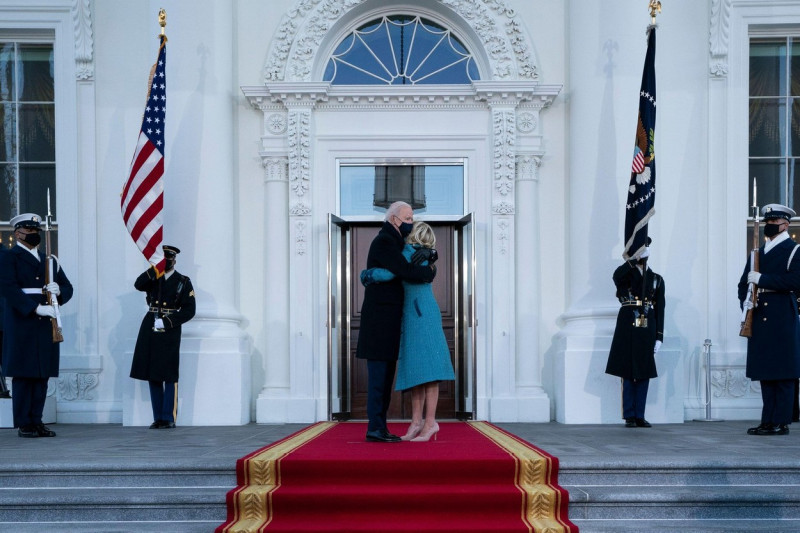 Washington, DC. 20th Jan, 2021.Washington. 20th Jan, 2021. President Joe Biden and first lady Jill Biden hug as they arrive at the North Portico of the White House, Wednesday, Jan. 20, 2021, in Washington. Credit: dpa picture alliance/Alamy Live News