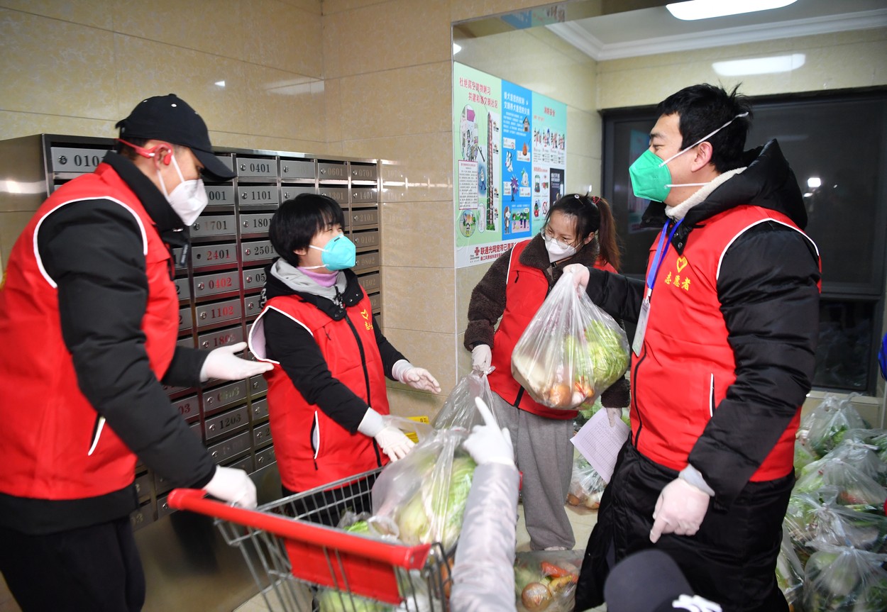 „Dau telefon mobil pentru mâncare”. Drama chinezilor din Xi’an, aflați în carantină: oamenii nu pot ieși nici să-și cumpere alimente
