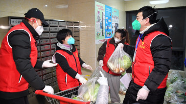 Autoritățile au furnizat hrană gratuit gospodăriilor, dar mulți spun că rezervele lor se epuizează sau că nu au primit încă ajutoarele.