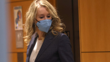 elizabeth holmes in sala de tribunal