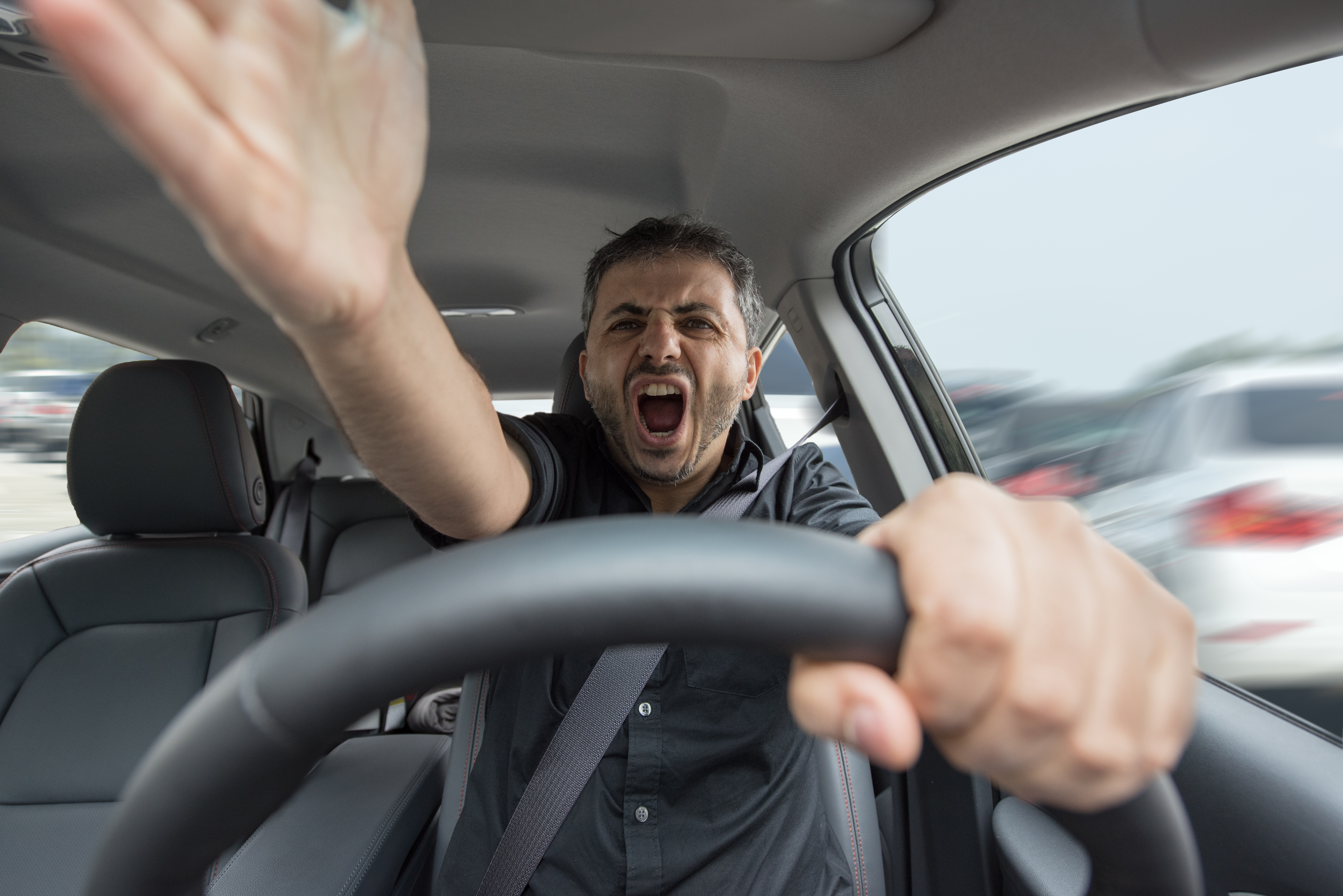 Scene de violență în trafic. Titi Aur: Mașina este o armă. Dacă nu te poți controla, să ți se anuleze permisul de conducere