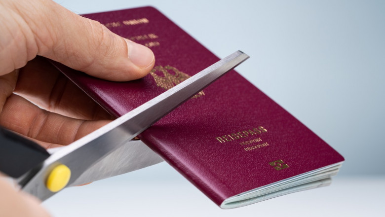 pasaport fals taiat cu foarfeca