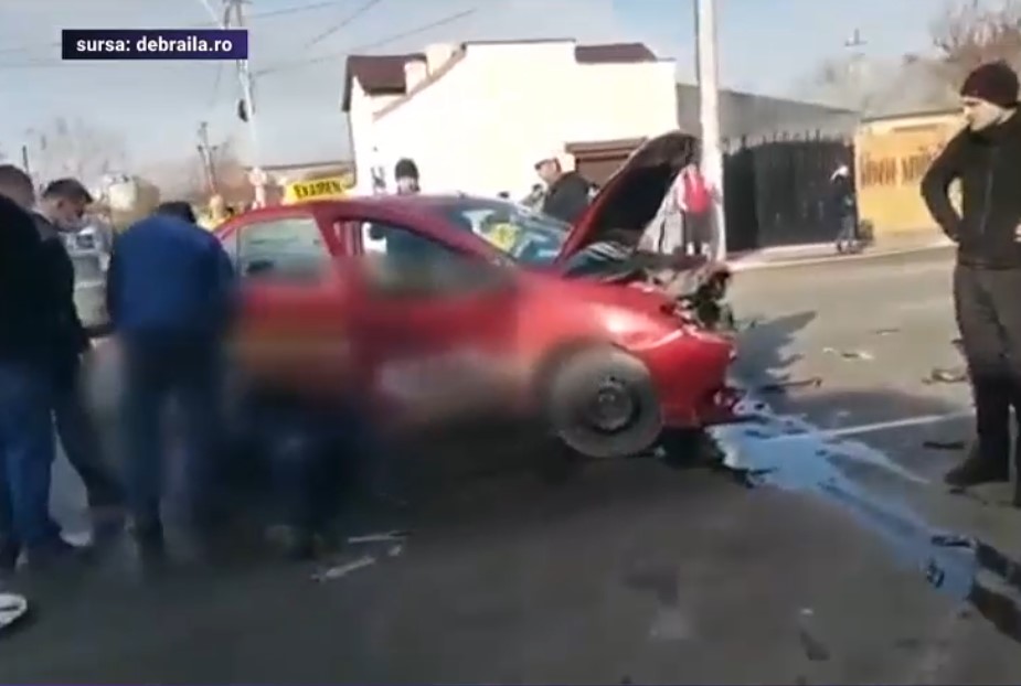 VIDEO Accident în timpul examenului pentru permis. Poliţistul examinator a fost transportat la spital