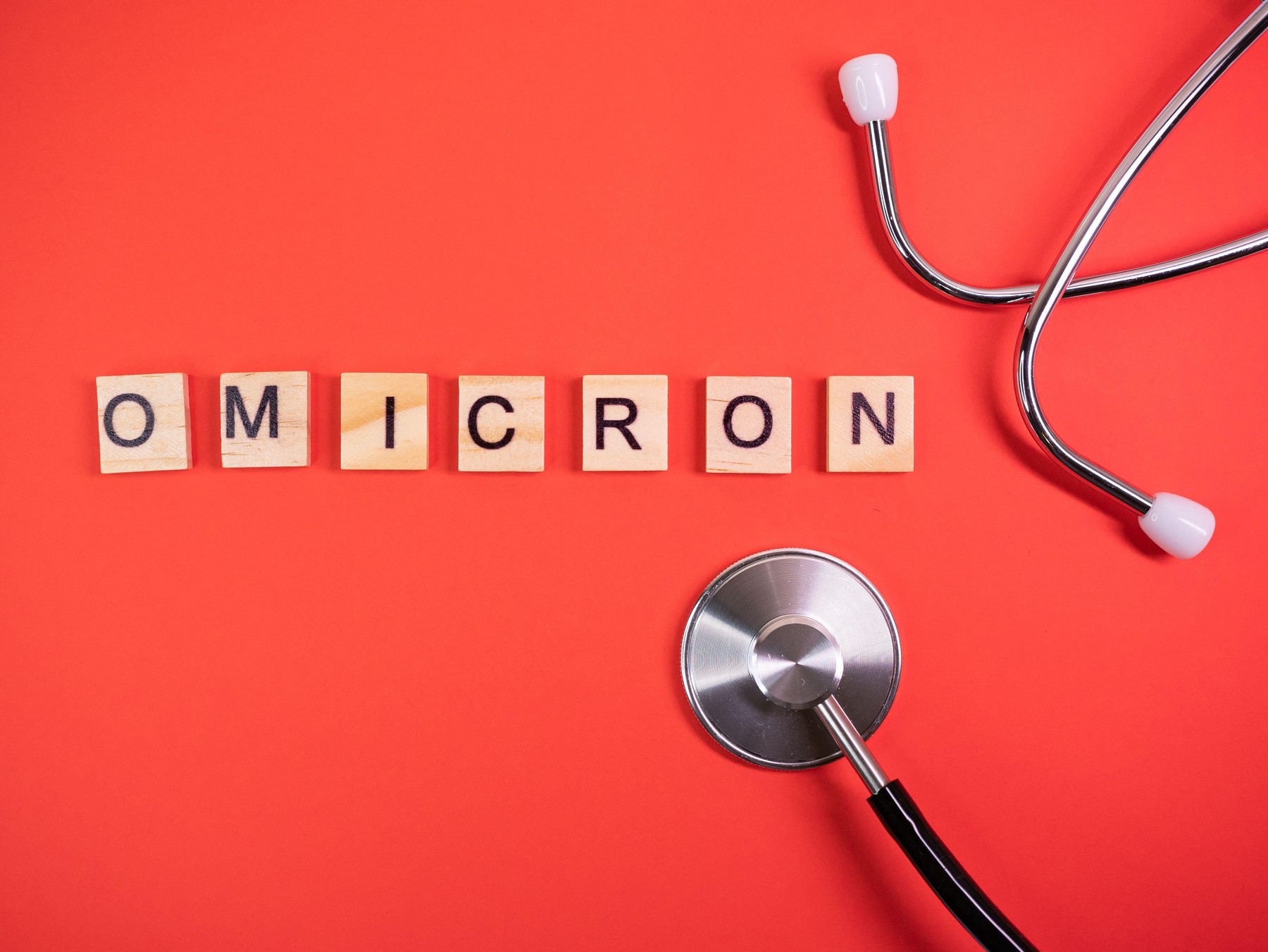 OMS: Apar tot mai multe dovezi că Omicron provoacă simptome mai ușoare