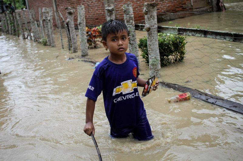 copil merge prin apă inundații în Indonezia
