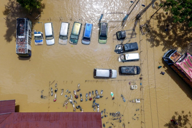 Mașini luate de ape în Indonezia