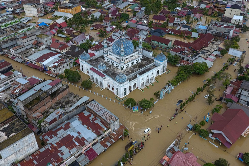 Fotografie din aer a orașului Lhoksukon, după inundațiile catastrofale din Indonezia de la începutul anului 2022