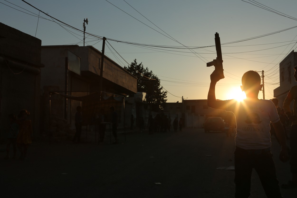 O femeie va fi judecată pentru crimă de război, după ce a permis ISIS să-i transforme fiul de 12 ani în copil soldat în Siria
