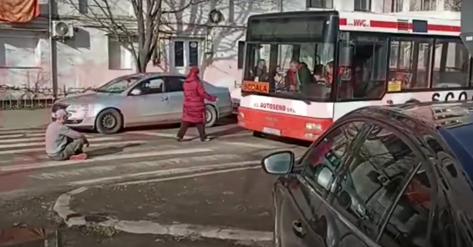 Un vasluian beat aflat în carantină a mers la păcănele, apoi a blocat traficul de supărare că a pierdut și a bătut un instructor auto