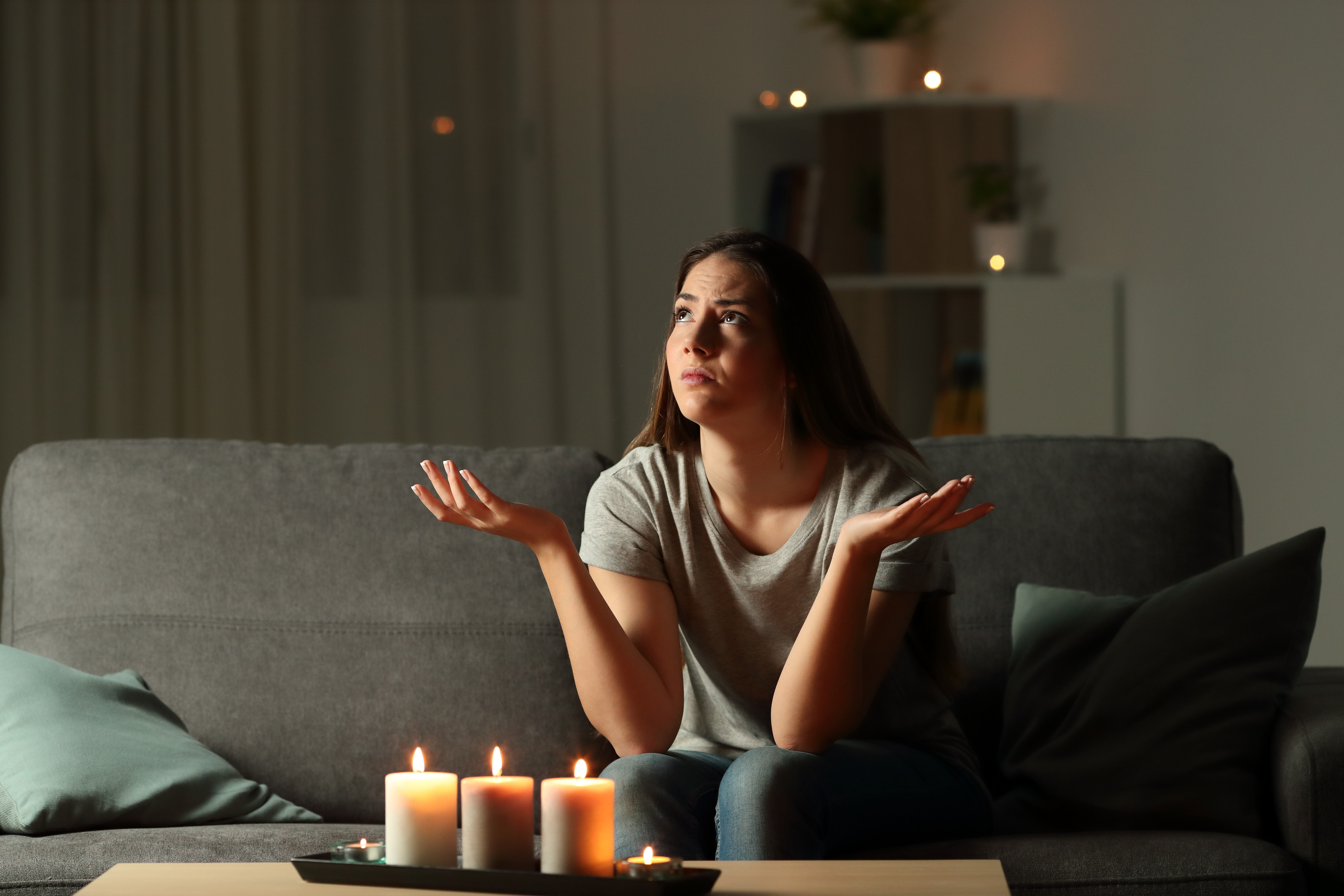 Cum riști să rămâi fără curent electric, chiar dacă ai facturile plătite la zi. Furnizorii au început să trimită notificări