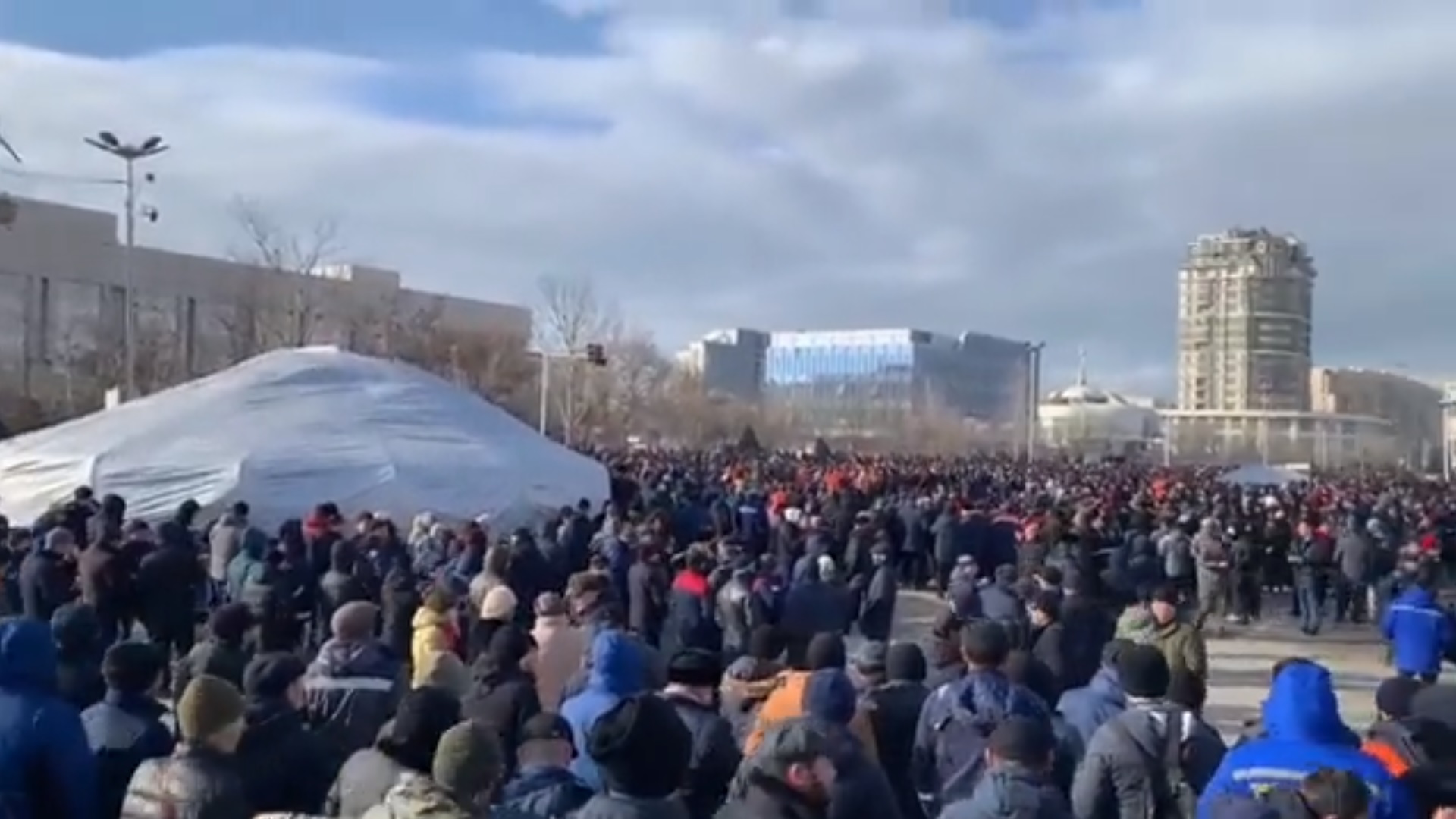 Stare de urgență decretată în Kazahstan, după ce oamenii au ieșit să protesteze din cauza prețurilor mari la combustibil