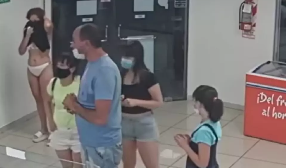 O femeie s-a dezbrăcat și și-a folosit rochia pe post de mască pentru a intra într-un magazin