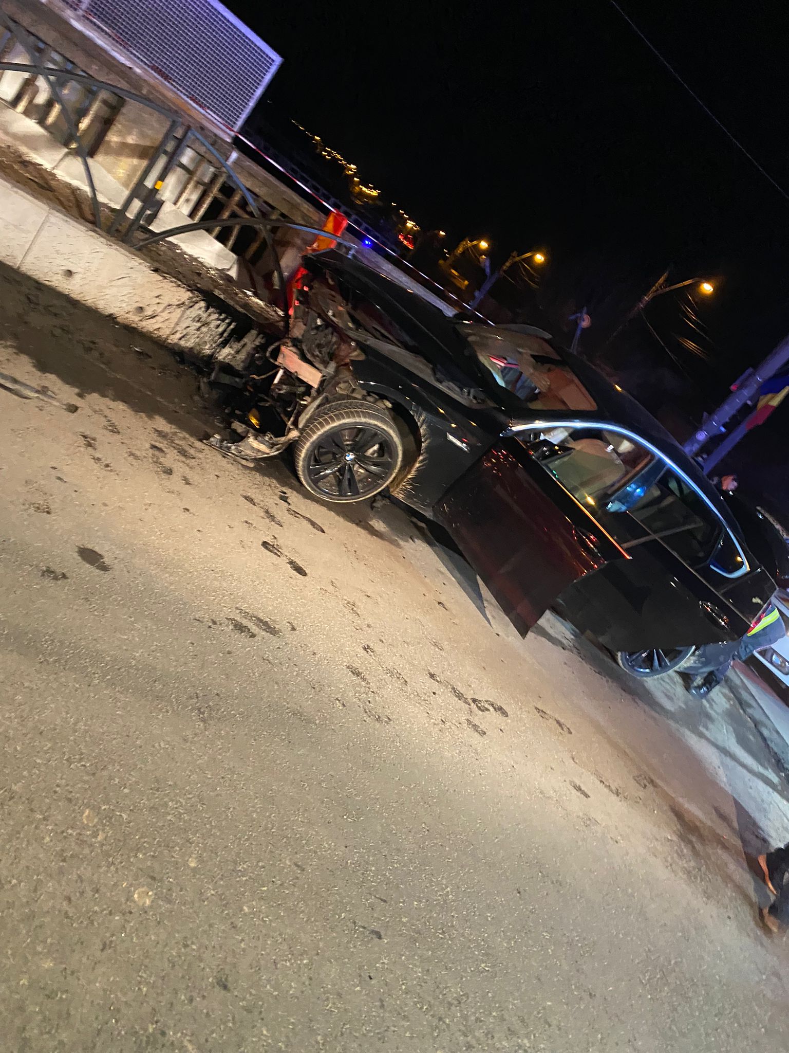 O mașină în care se aflau nouă persoane, printre care patru copii, s-a izbit de un cap de pod, în Mediaş