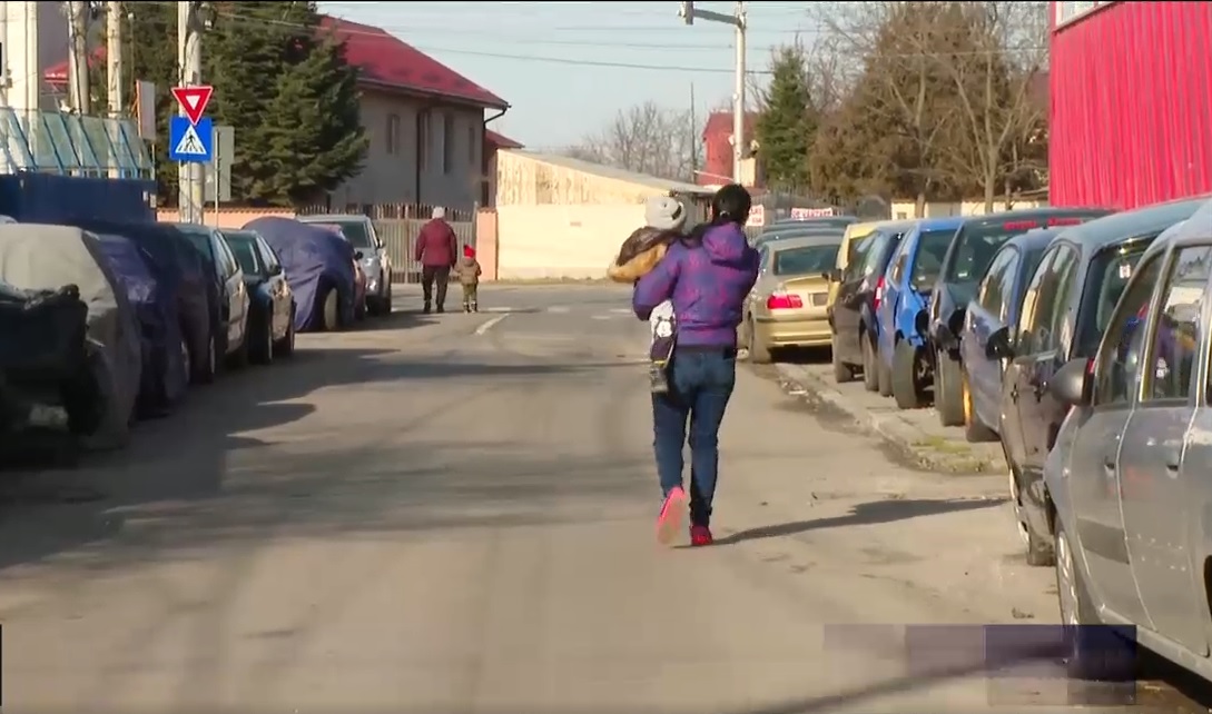 Cimitir de mașini, pe o stradă din Capitală. Cum reușește să fenteze autoritățile bărbatul care a depozitat zeci de rable pe trotuare