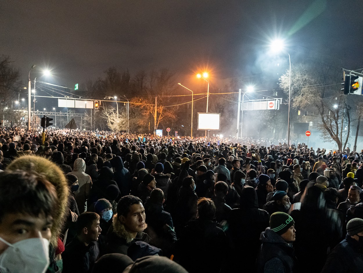 Stare de urgență decretată în Kazahstan, după ce oamenii s-au revoltat din cauza prețurilor mari la combustibil