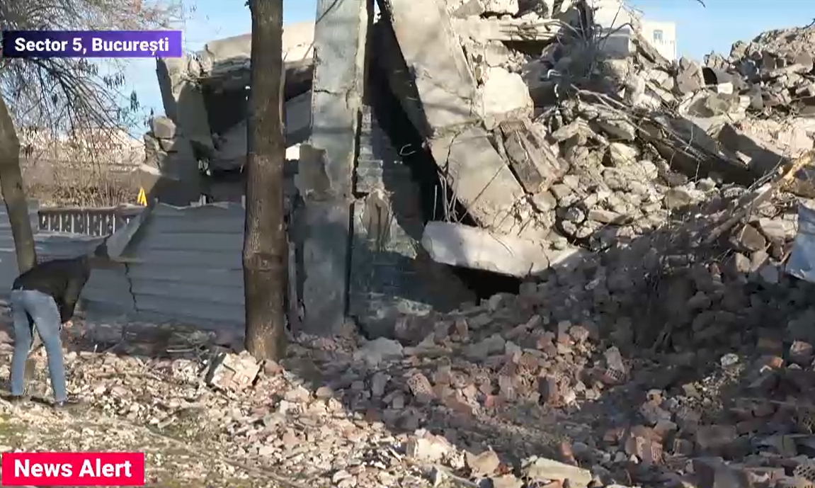 VIDEO Un zid a căzut peste o linie de tramvai din București. Circulația este blocată