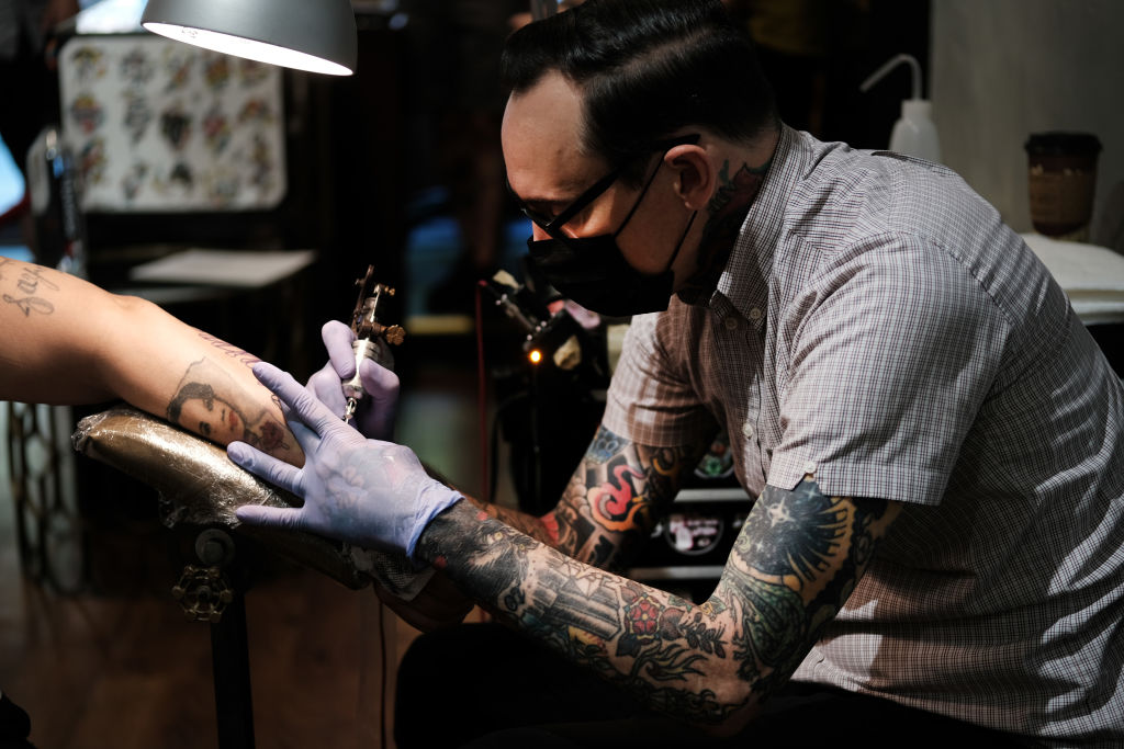 Cerneala colorată folosită la tatuaje, periculoasă. UE interzice 4.000 de substanțe, artiștii spun că le vor fi afectate afacerile