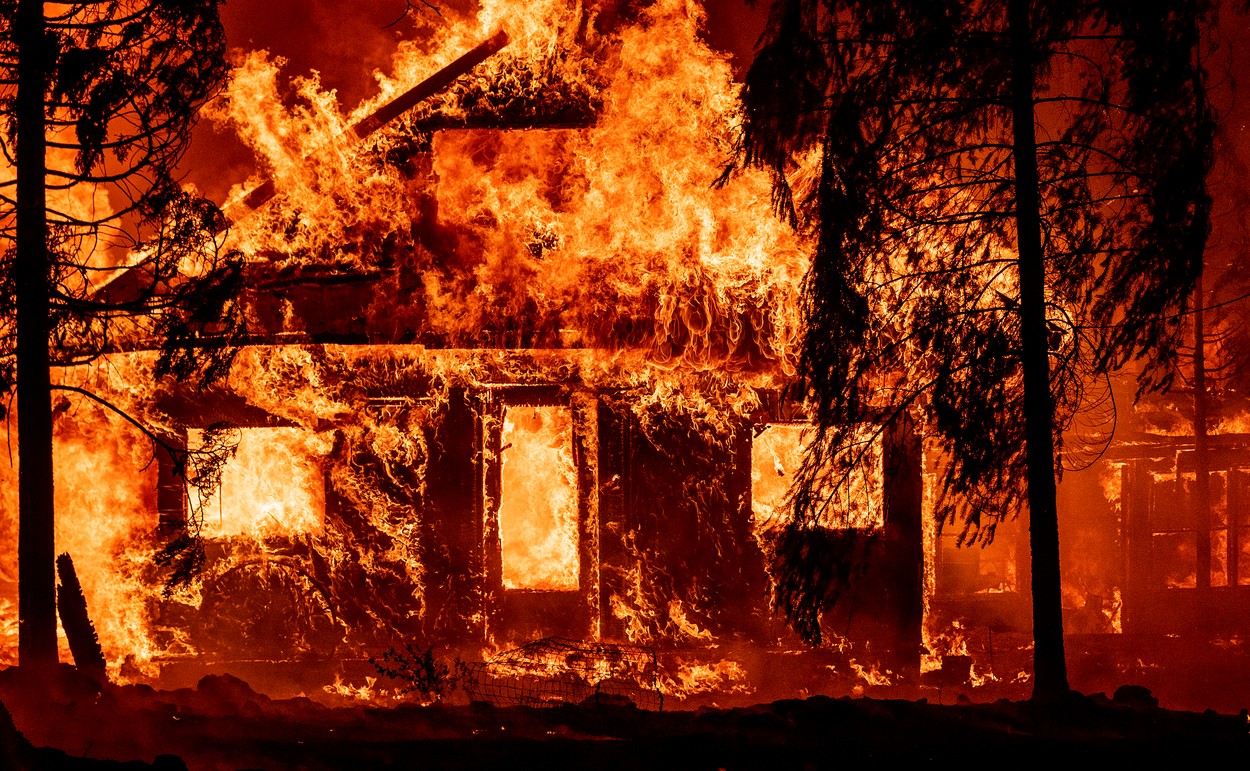 Incendiul devastator "Dixie Fire" din SUA, care a mistuit 400.000 de hectare, a izbucnit de la o linie de înaltă tensiune