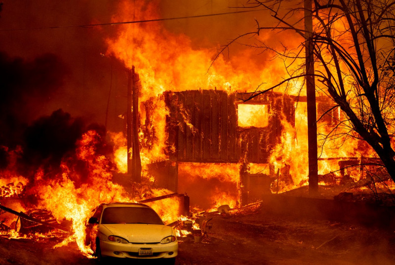 Incendiul Dixie Fire din California