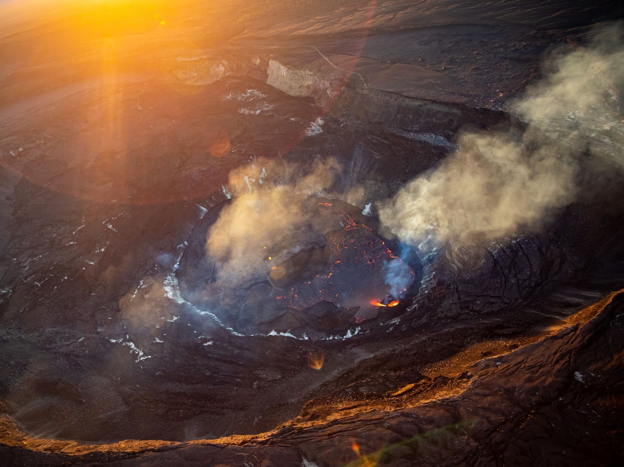 Un bărbat s-a dus să vadă noaptea un vulcan activ și a căzut în crater, în Hawaii