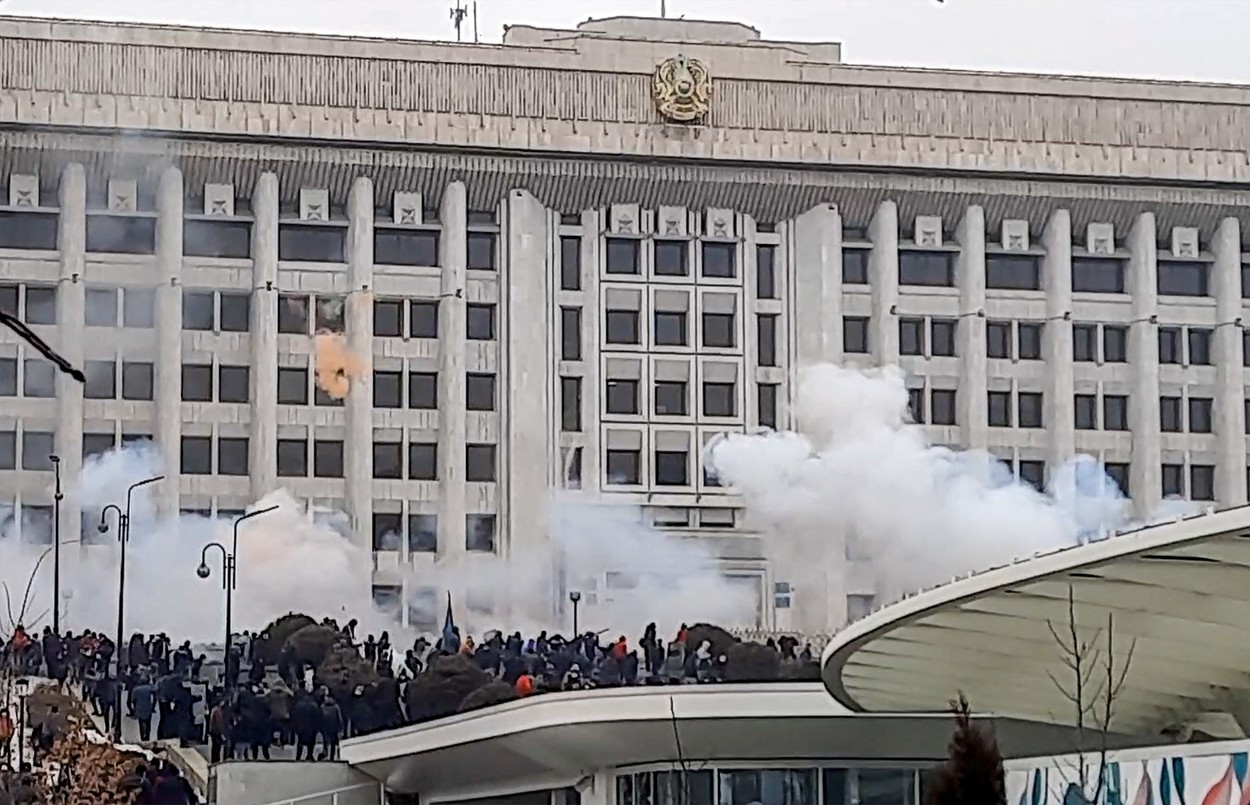 Haos în Kazahstan. Protestatarii au preluat aproape total controlul în Almatî. Clădiri ocupate sau incendiate, internetul a fost oprit