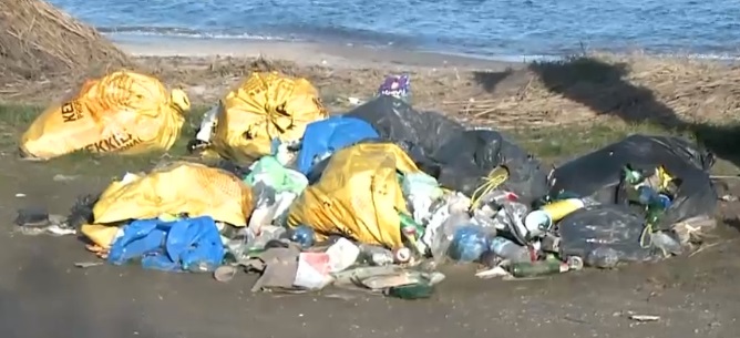 Turiștii care merg la mare aruncă pe plajă și în apă zeci de tone de deșeuri