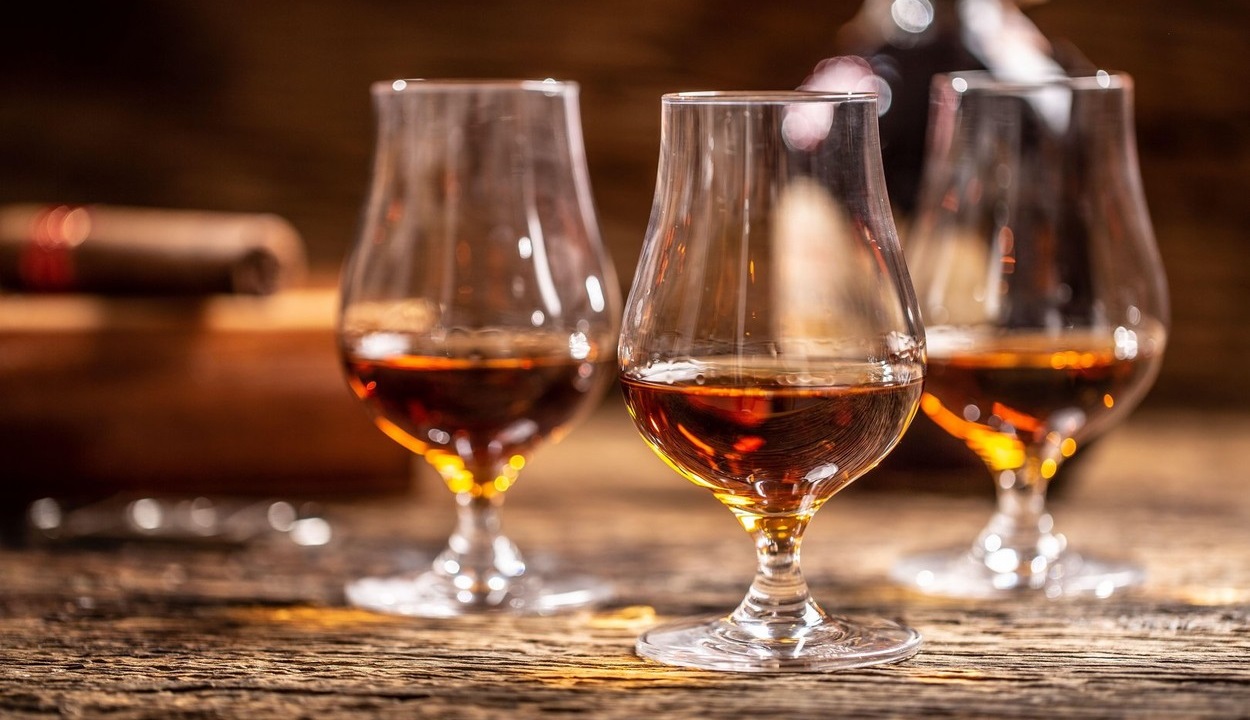 De ce își îndeamnă Taiwanul cetățenii să bea rom. Autoritățile au publicat rețete de cocktailuri și mâncăruri gătite cu rom