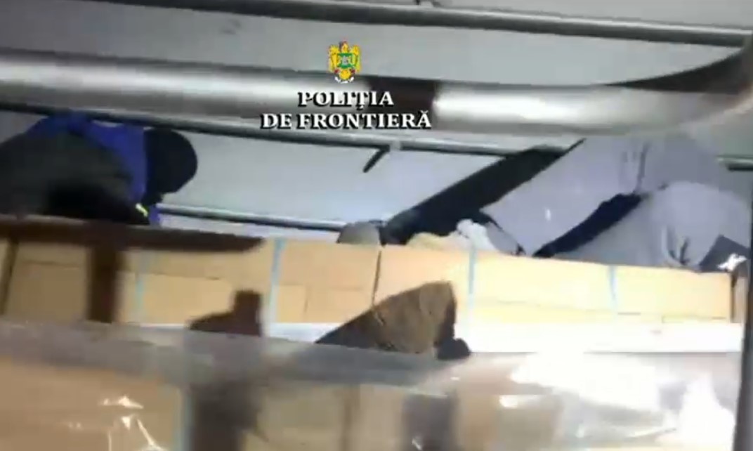 VIDEO. 45 de migranți au fost găsiți ascunși printre electrocasnice, într-un TIR