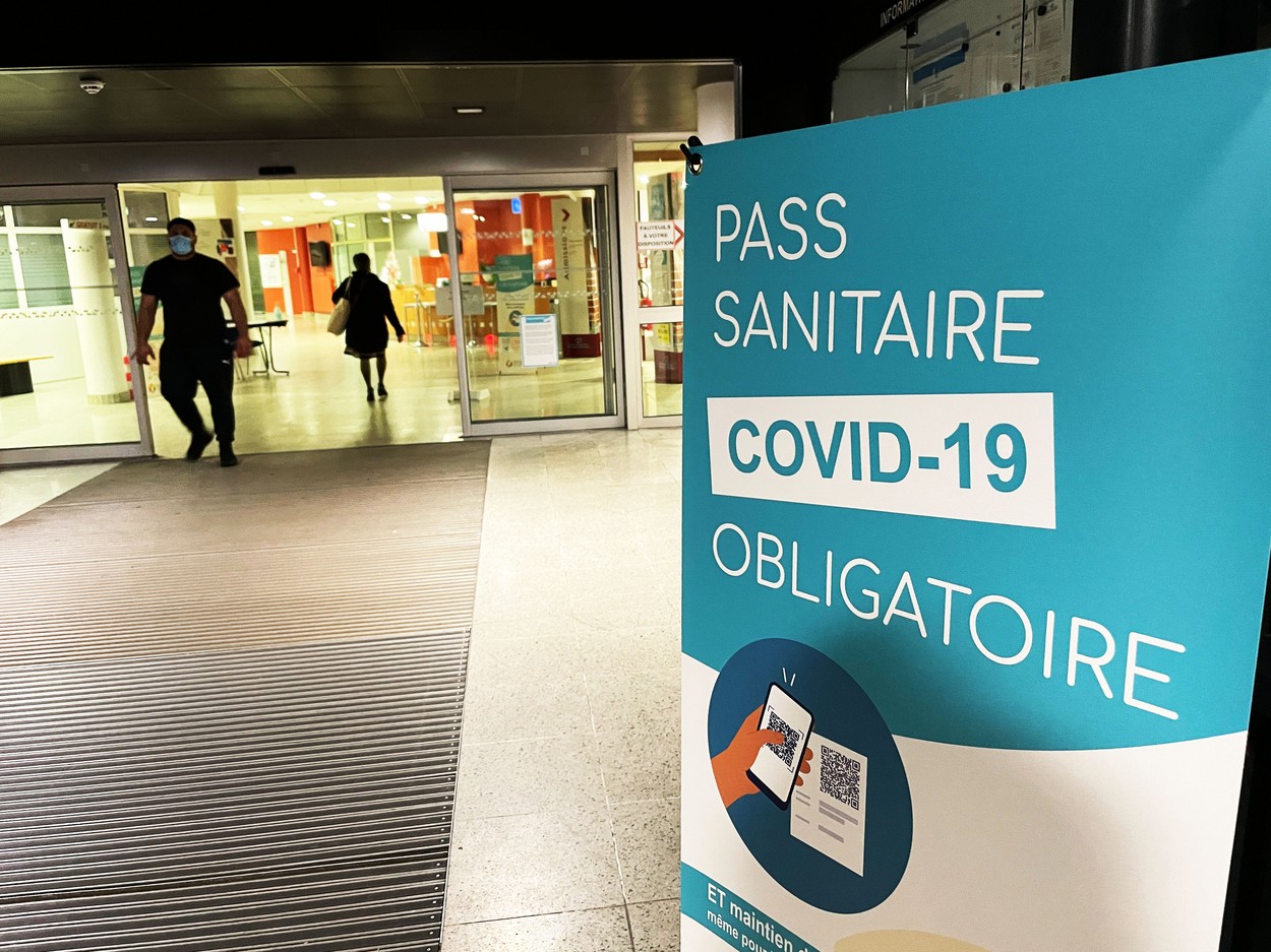 Parlamentul francez suspendă dezbaterea pe certificatul COVID, după ce Macron a spus că vrea să-i enerveze pe nevaccinați