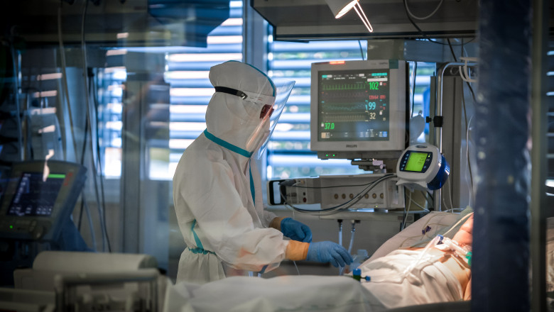 Franța devine prima ţară din Europa care permite medicilor infectaţi cu Covid să trateze pacienți