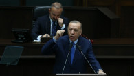 Recep Tayyip Erdogan gesticuleaza la microfon