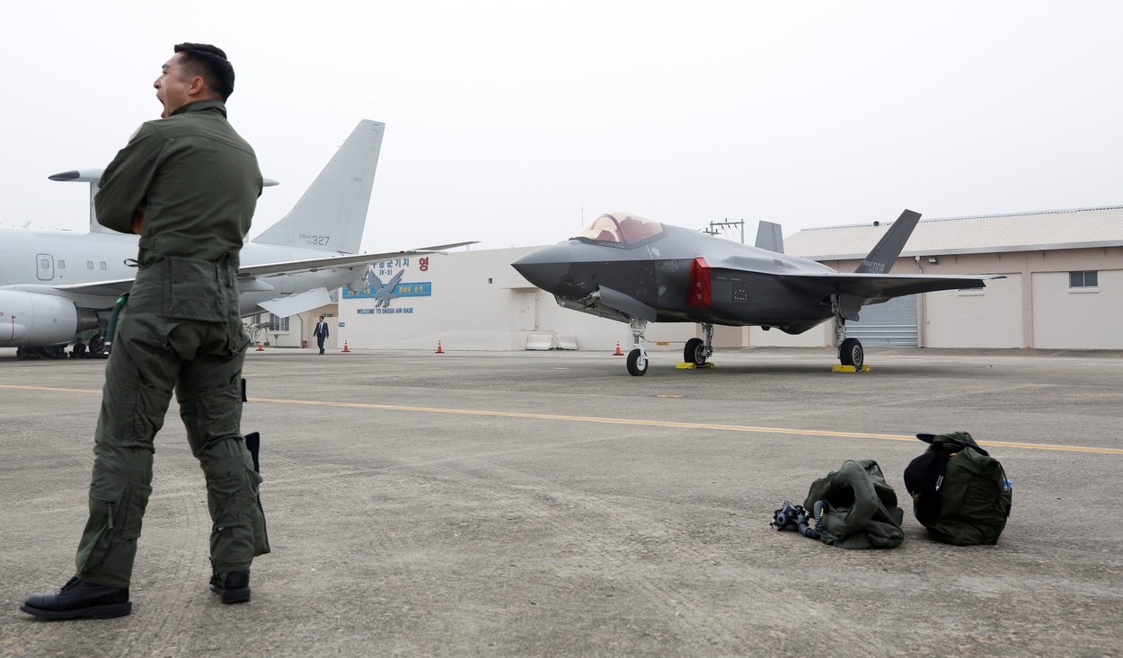 Manevră spectaculoasă. Un avion F-35 a aterizat „pe burtă” după ce toate sistemele de la bord au încetat să funcționeze