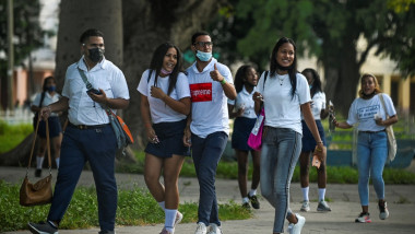 Studenți din Cuba se plimbă pe stradă