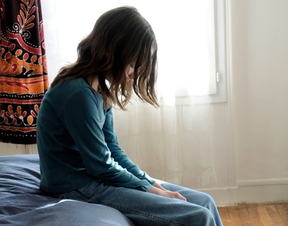 Fată de 15 ani din Botoşani, agresată sexual de tată şi de trei fraţi. Suspecţii au fost arestaţi preventiv