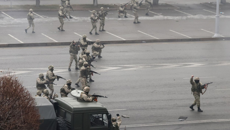 Armata intervine în Almat, unde au loc proteste de amploare